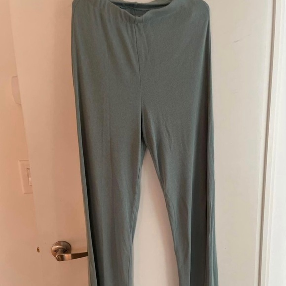 Green pants - Picture 2 of 2